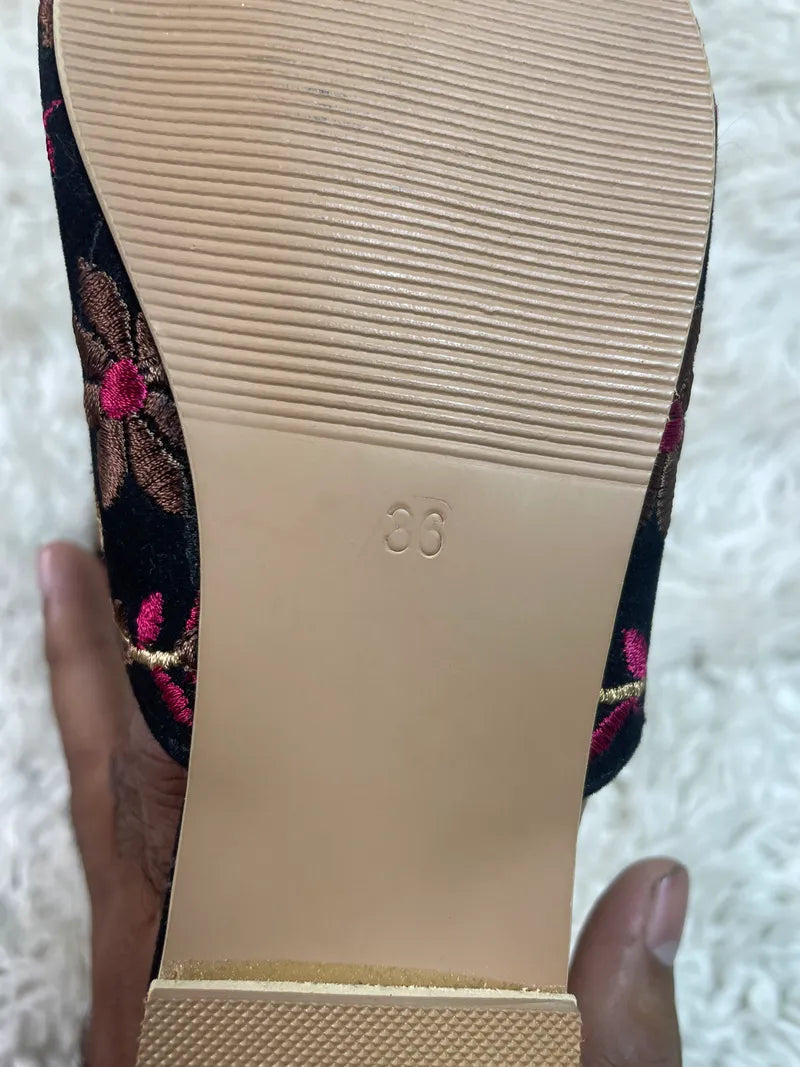 Kaaj embroided Black khusa style flat
