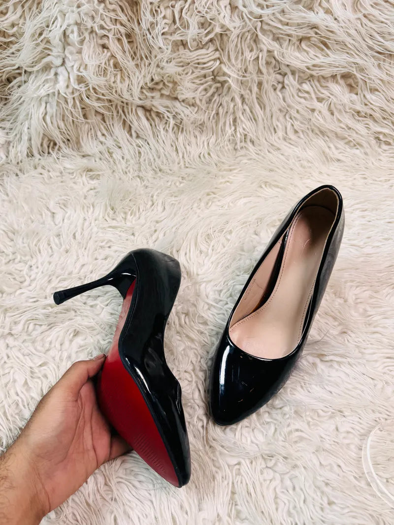 Black pencil heel pumps style