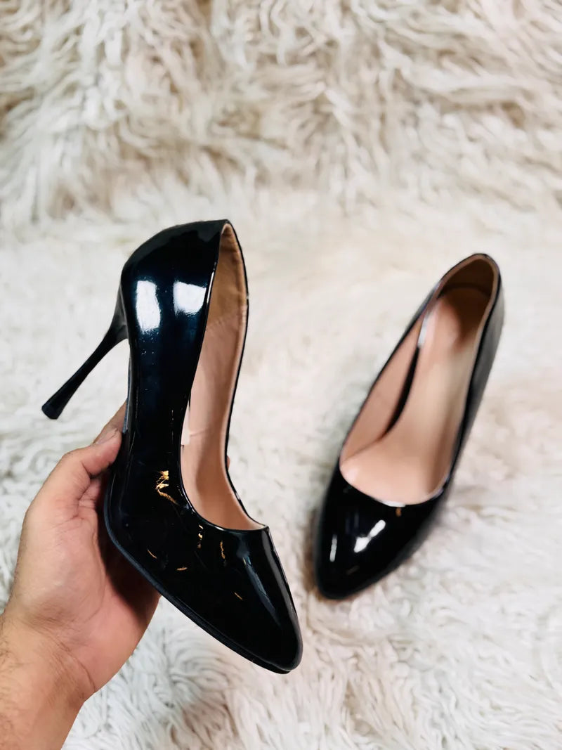 Black pencil heel pumps style