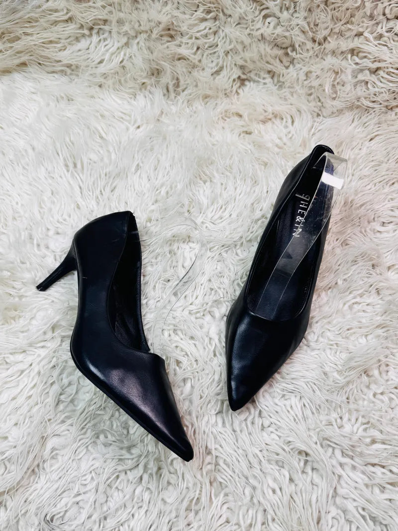 She & In black Pumps