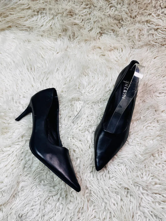 She & In black Pumps