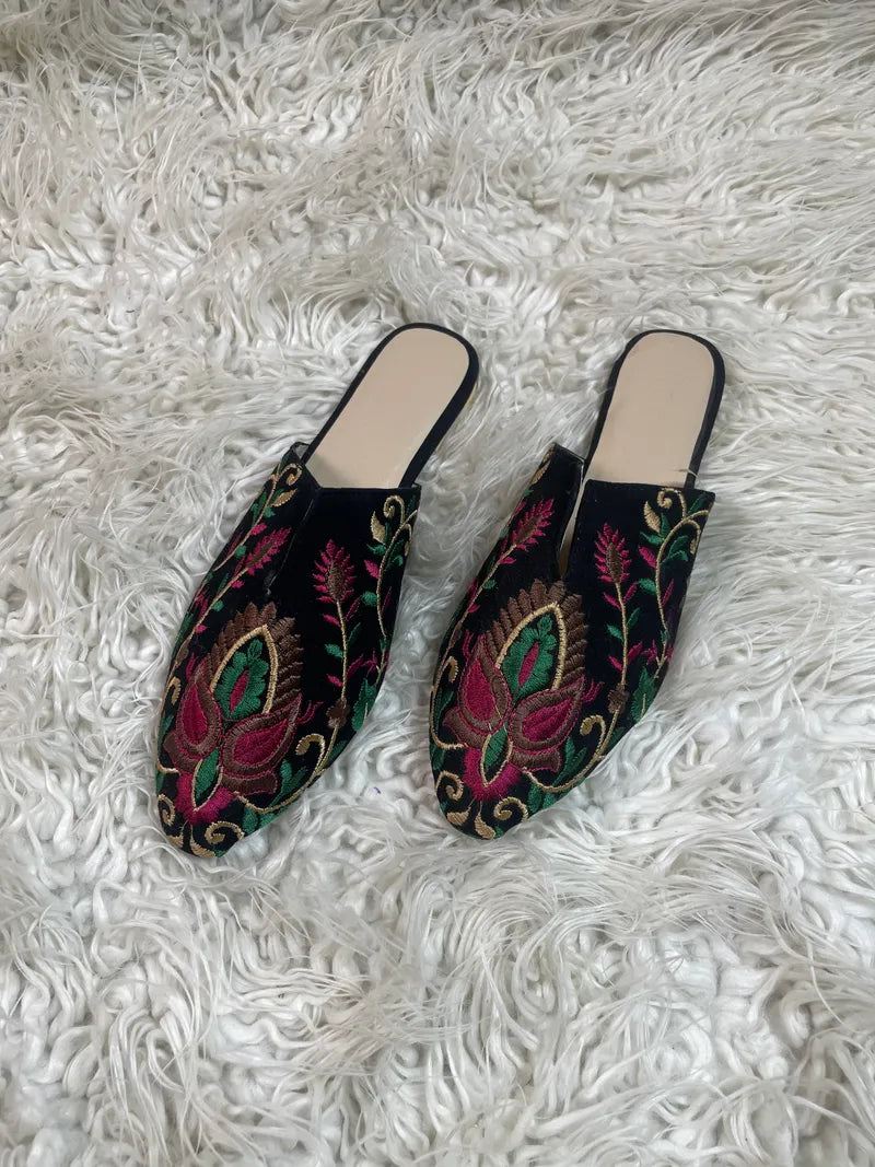 Kaaj embroided Black khusa style flat