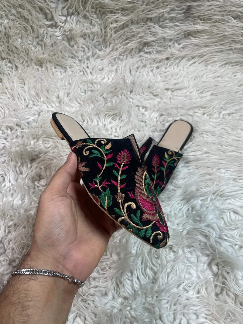 Kaaj embroided Black khusa style flat