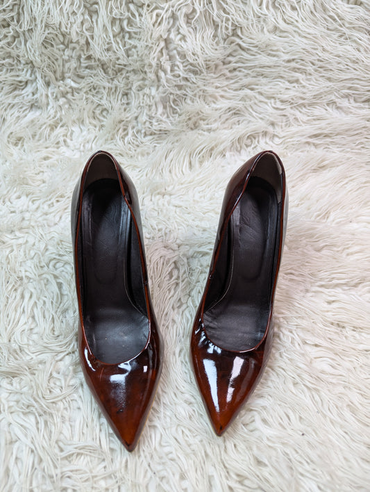 Wooden texture heel style pump