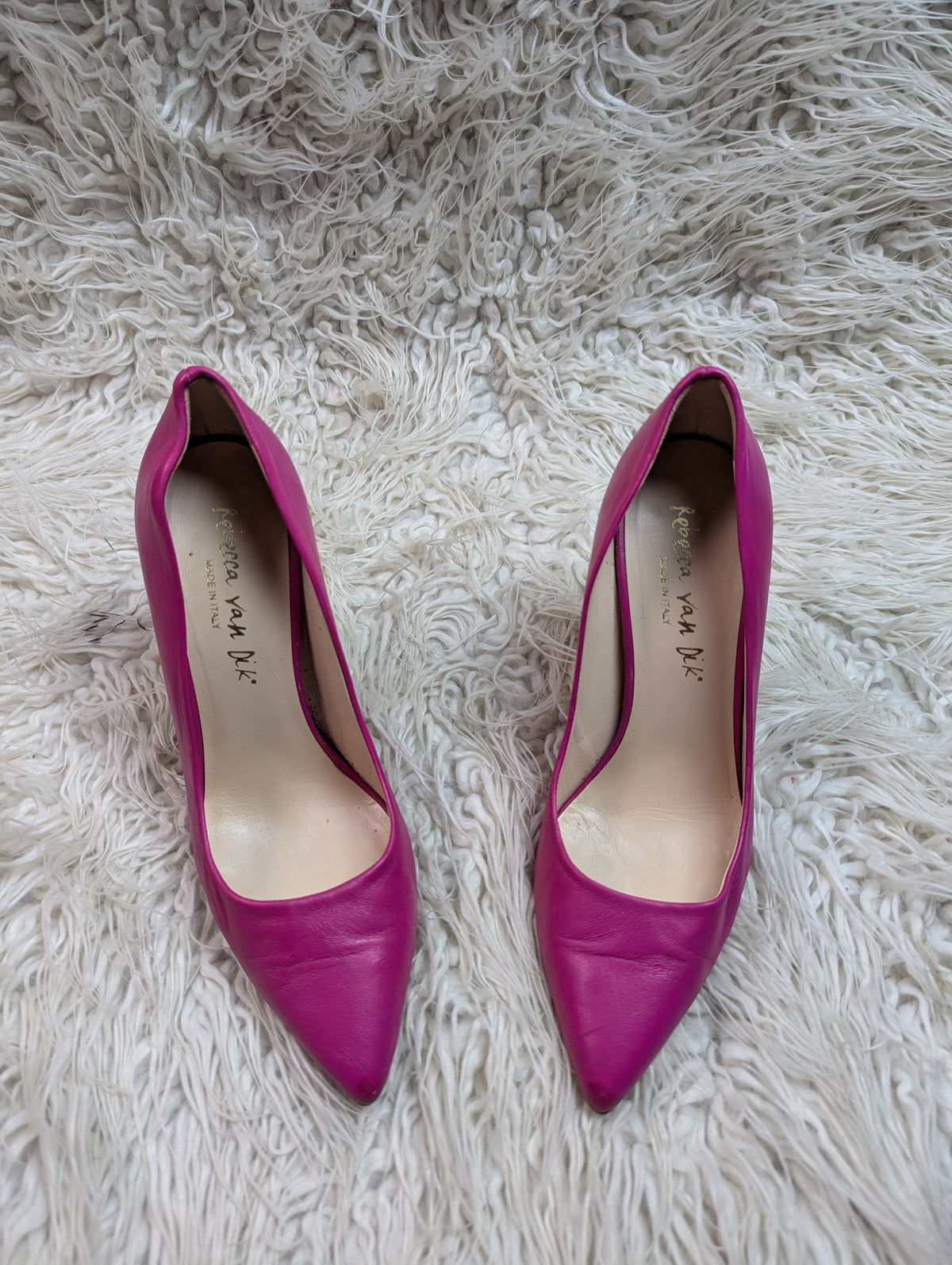 Rebecca yan Dik Shocking pink heel