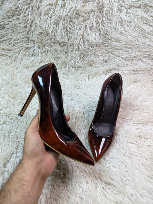 Wooden texture heel style pump