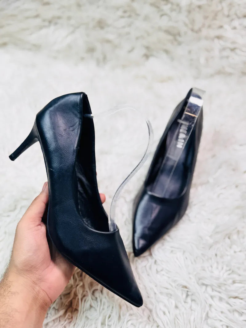 She & In black Pumps