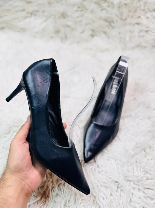 She & In black Pumps
